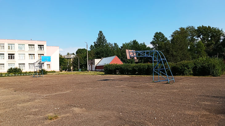 Баскетбольная площадка школы 89 в городе Ярославле.