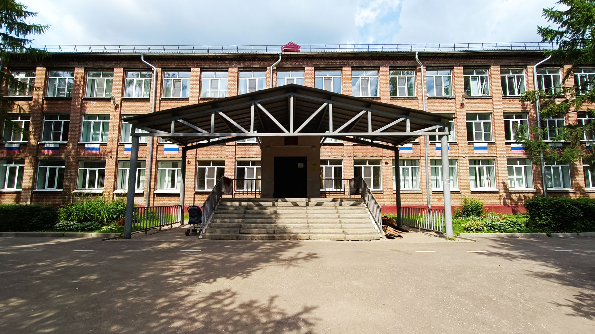 Школа 72 Ярославль: центральный вход в здание учреждения.