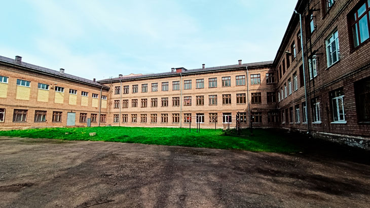 Школа 3 Ярославль: задняя часть школьного двора.