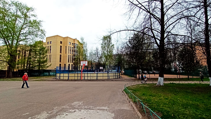Универсальная огороженная спортплощадка 36-й школы Ярославля.