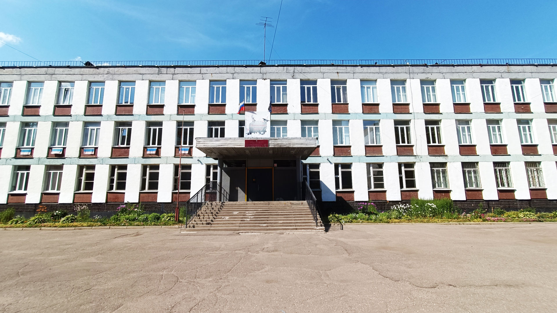 Школа 56 Ярославль: центральный вход в здание учреждения.
