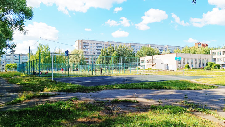 Баскетбольная площадка школы 28 в городе Ярославле.