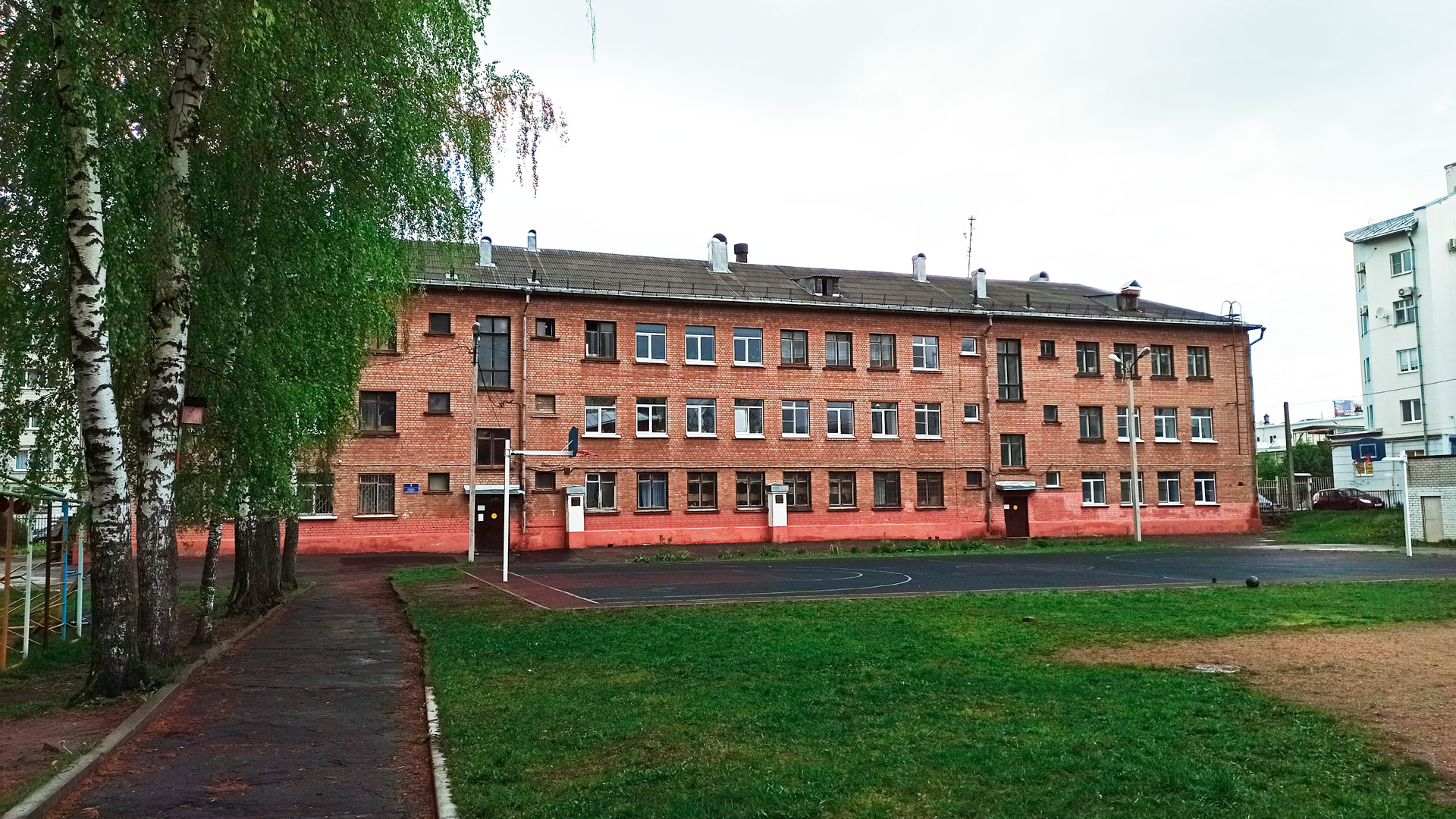Школа 7 Ярославль: центральный вход в здание учреждения.