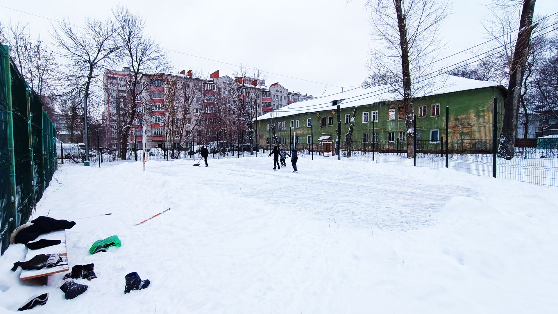 Бесплатные катки в Ярославле: возле хоккейного корта, Чкалова, 26.
