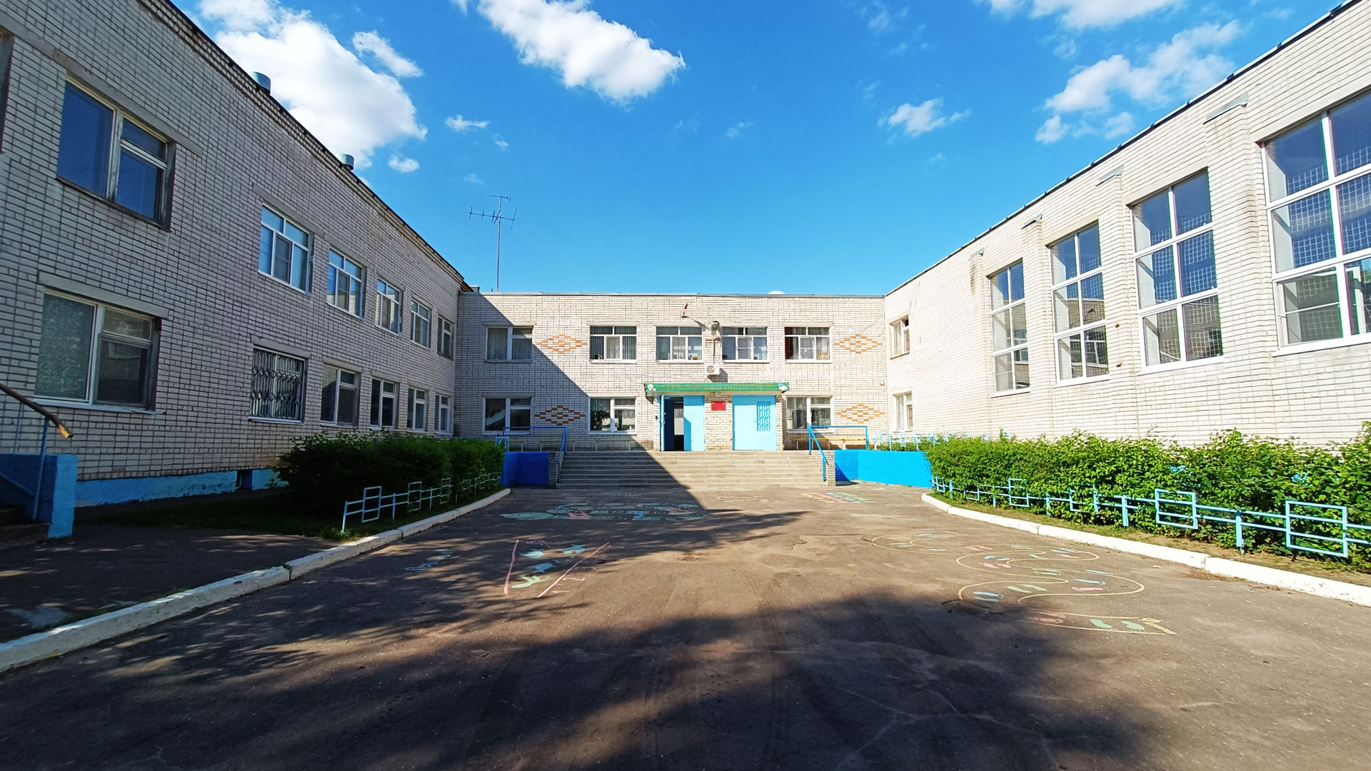 Санаторно-лесная школа Ярославль: центральный вход в здание учреждения.