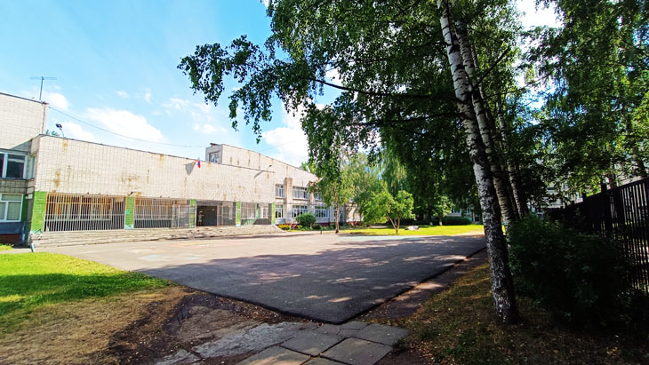 Школьный двор СОШ № 55 в городе Ярославле.
