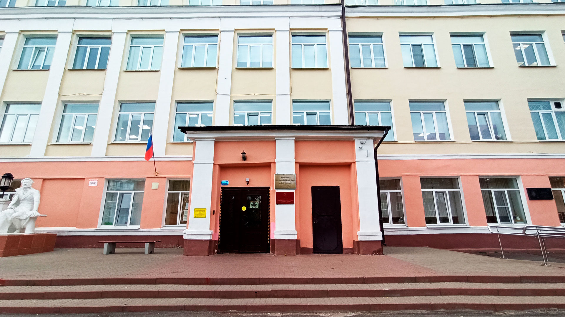 Школа 43 Ярославль: центральный вход в здание учреждения.