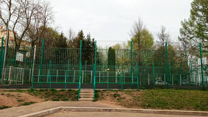 Школа 43 Ярославль: спортивная площадка с ограждением.