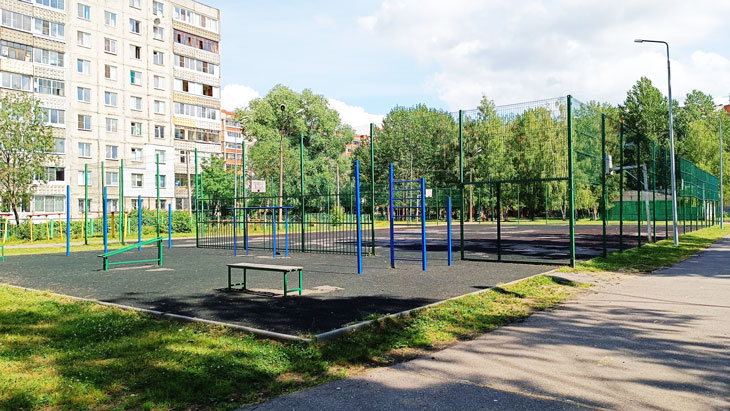 Школа 58 Ярославль: огороженная спортивная площадка.