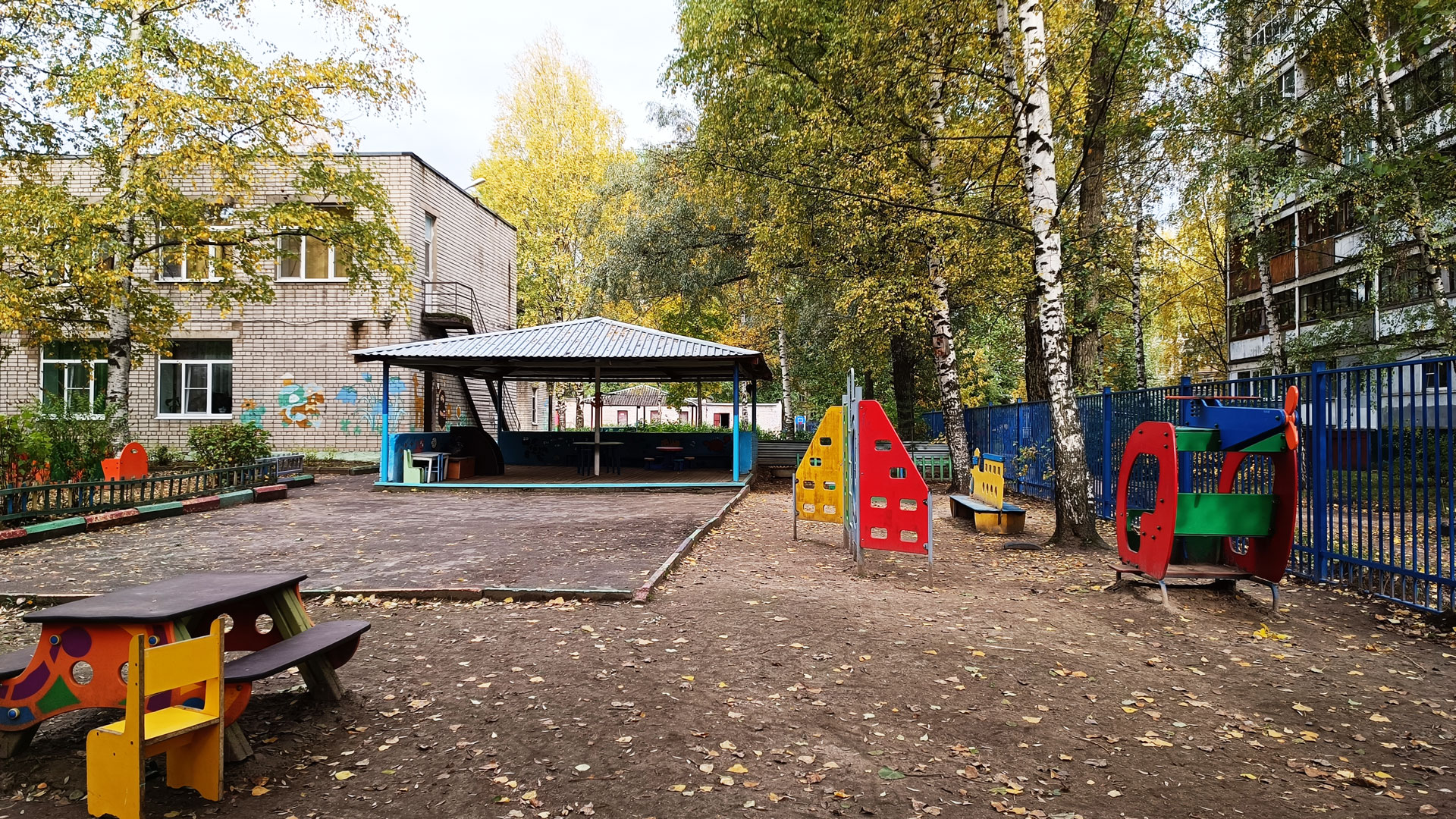 Детский сад 91 Ярославль: беседка, ракета, скамейки.