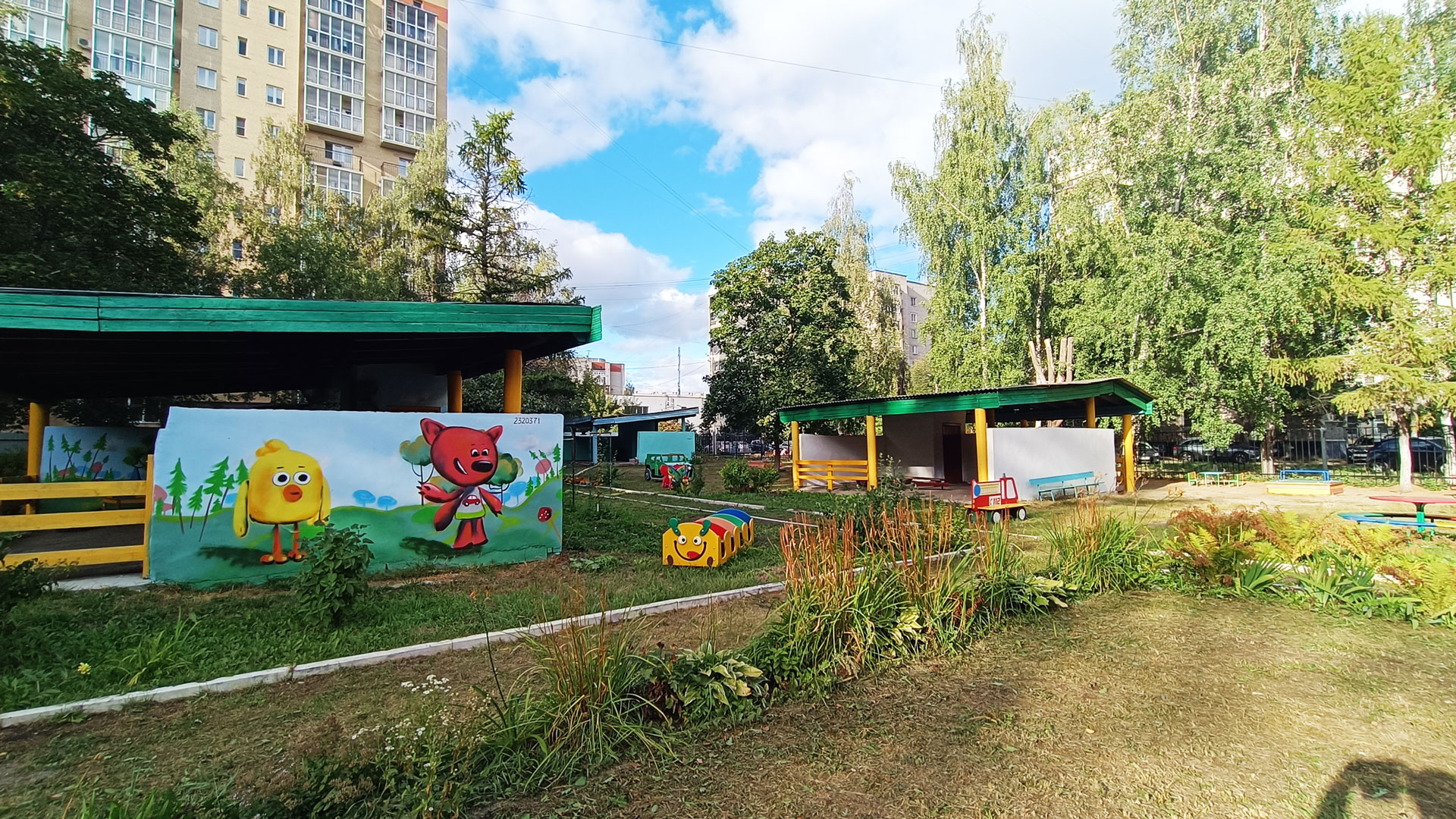 Детский сад 102 Ярославль: участок для прогулок.