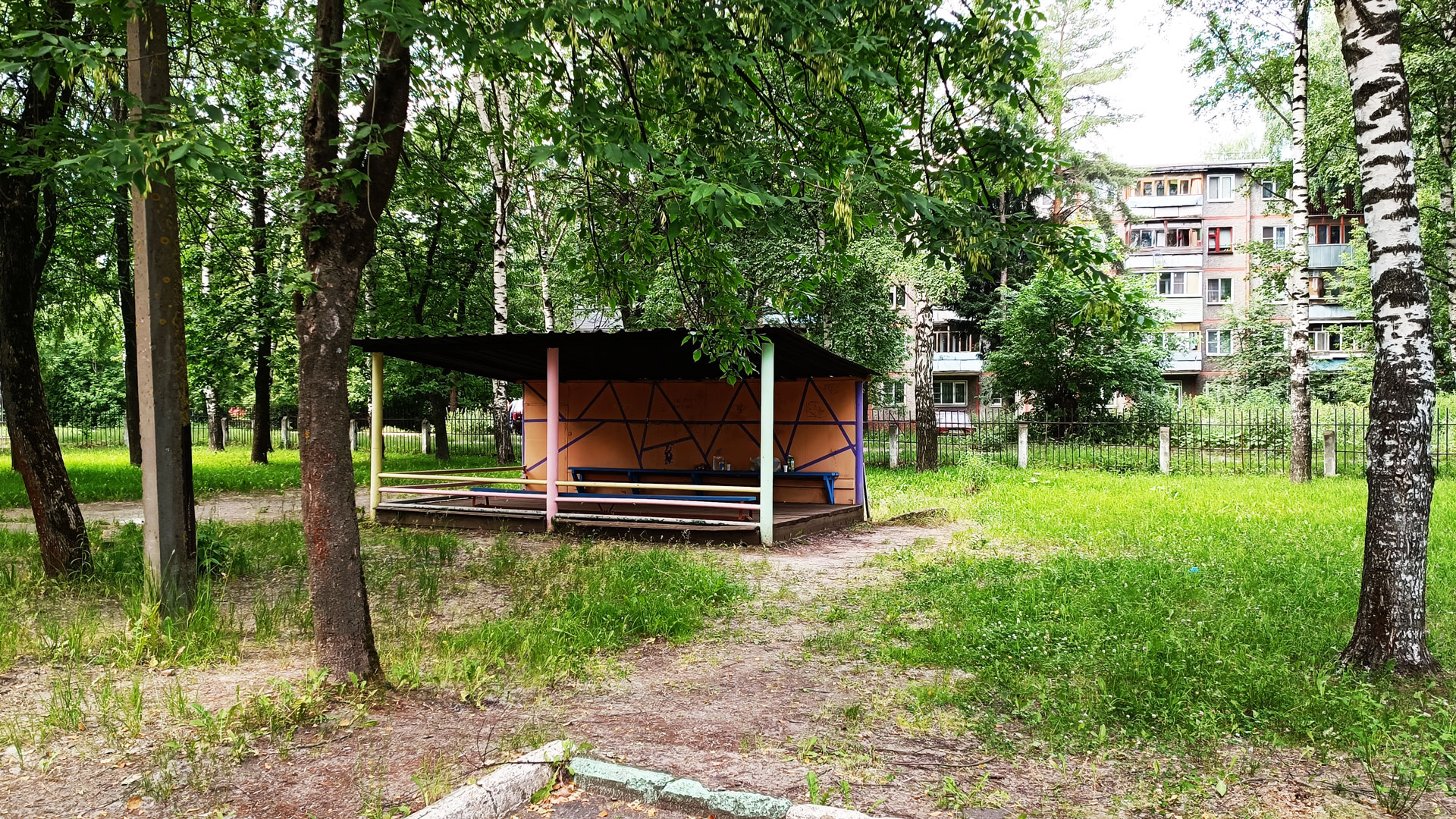 Школа-интернат 8 Ярославль: прогулочная площадка (Елены Колесовой, 40).