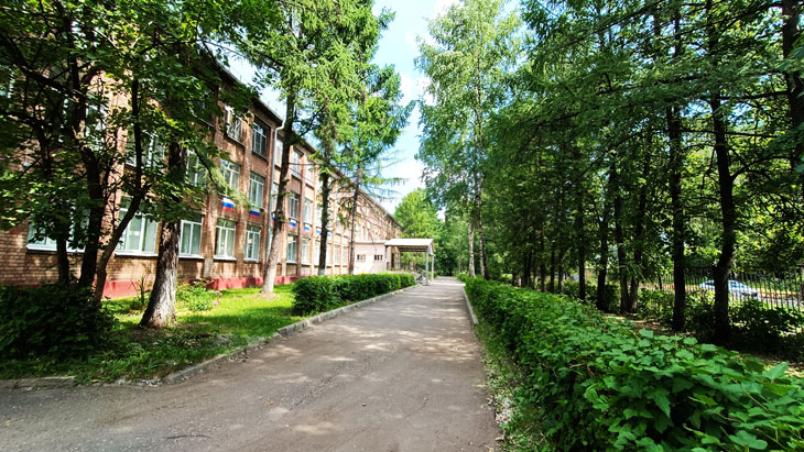 Школа 72 Ярославль: общий вид территории и здания.