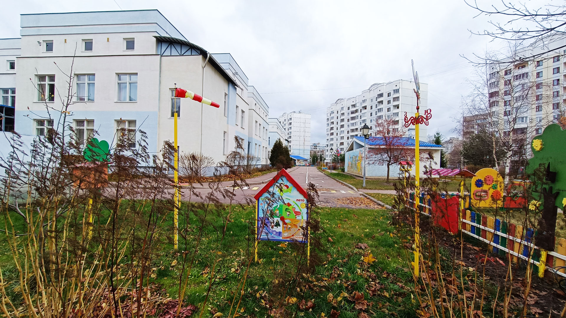 Детский сад 100 Ярославль: общий вид здания и территории.