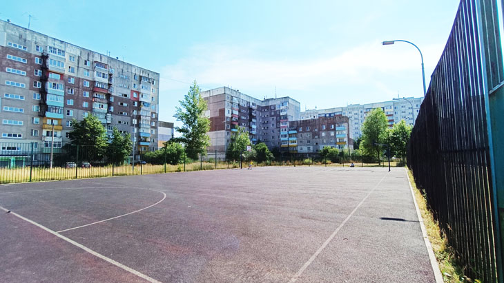 Спортивная площадка школы 87 в городе Ярославле.