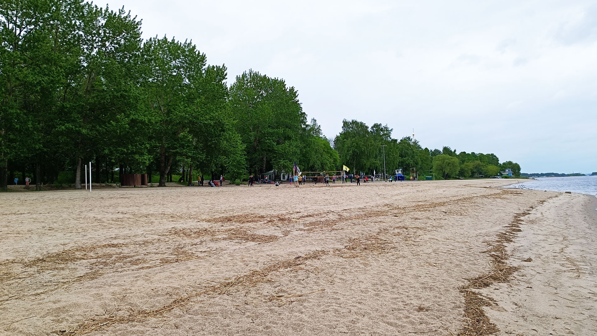 Игры на волейбольных площадках Тверицкого пляжа Ярославля.