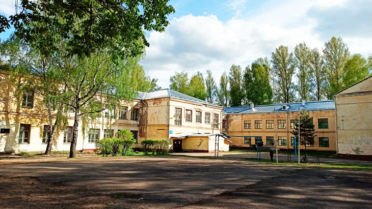 Школьный двор МОУ 50 города Ярославля.