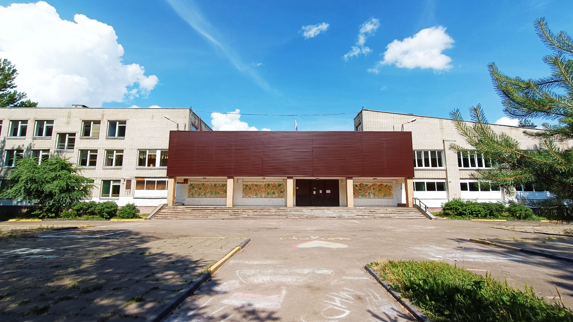 Школа 26 Ярославль: центральный вход в здание учреждения.