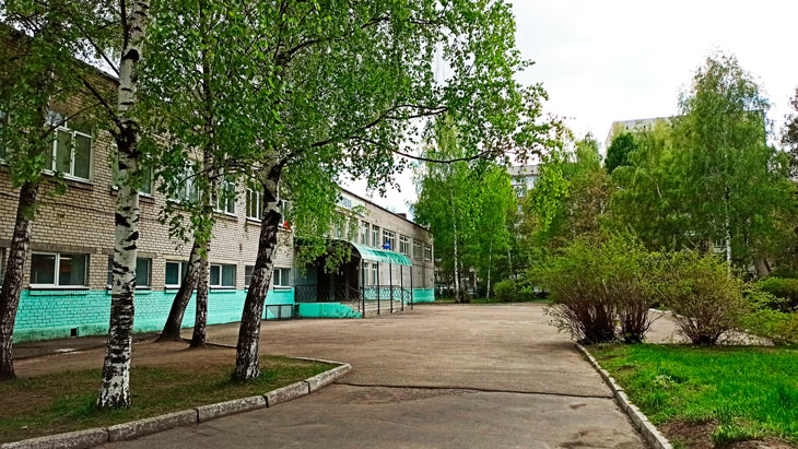 Школьный двор школы № 2 города Ярославля.