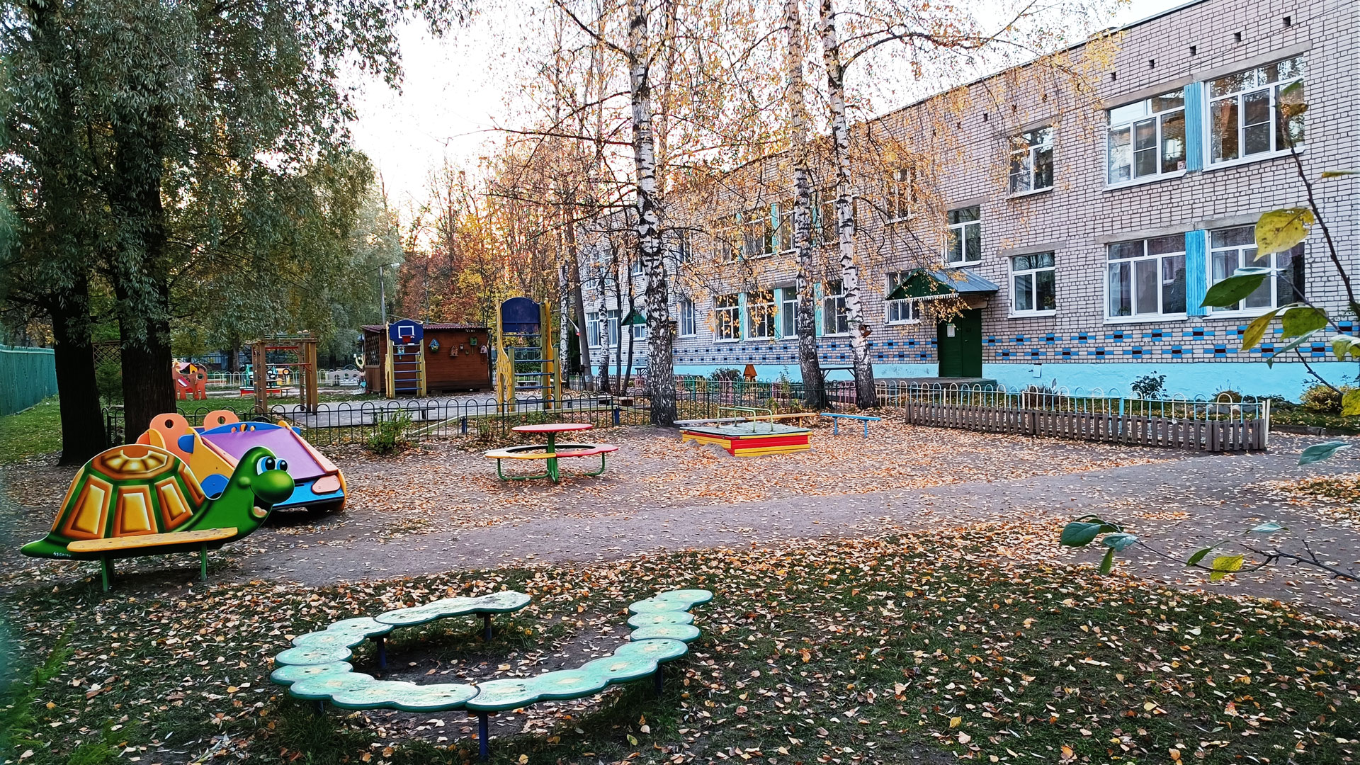 Детский сад 127 Ярославль: главный вход в здание садика.