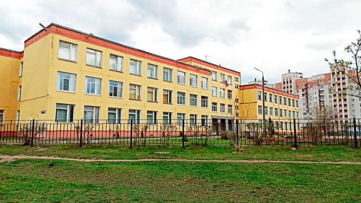 Общий вид школы № 84 города Ярославля.