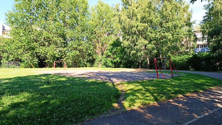 Футбольное поле школы № 11 в городе Ярославле.
