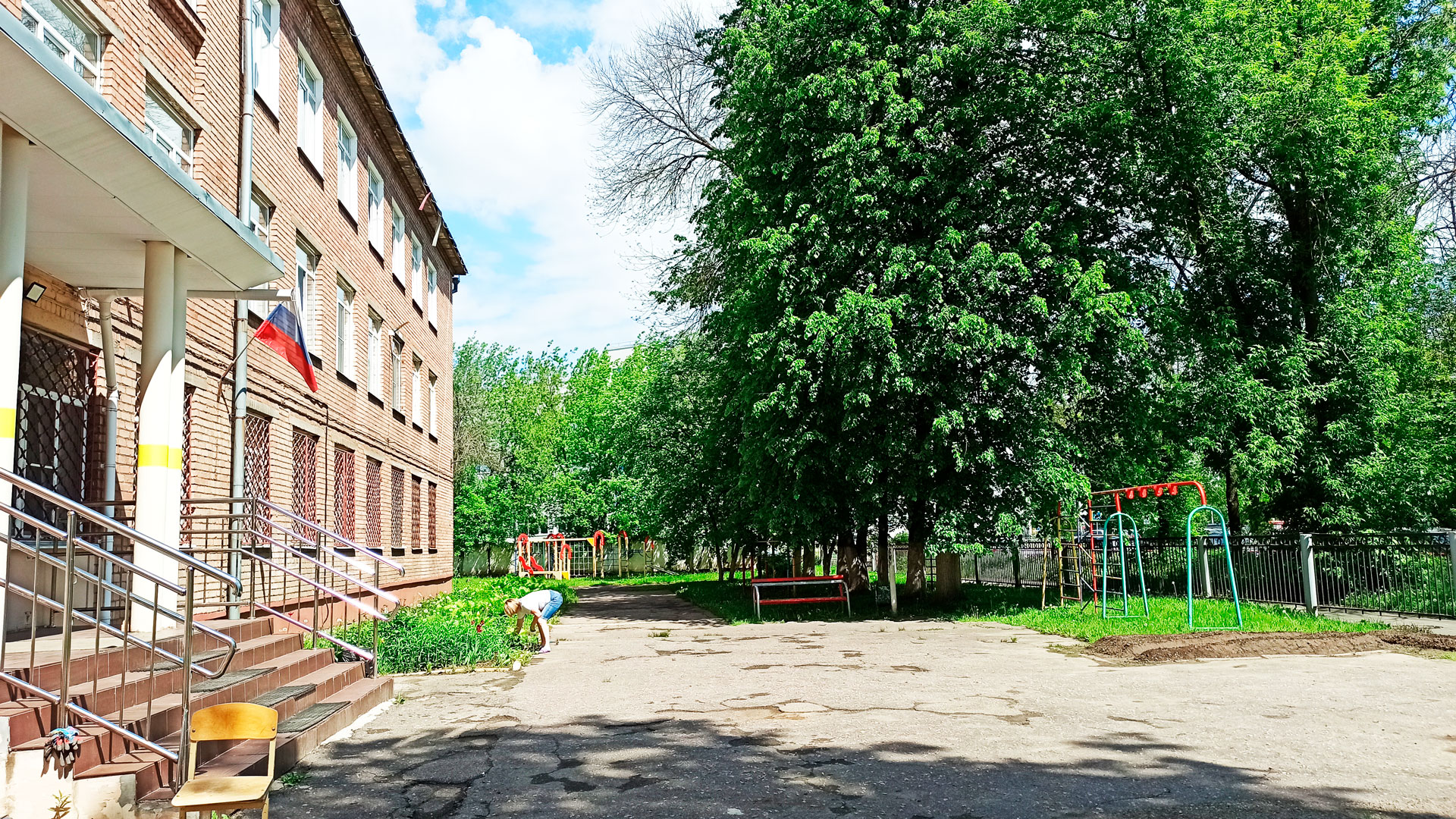 Школьный двор школы-интерната 7 в городе Ярославле.