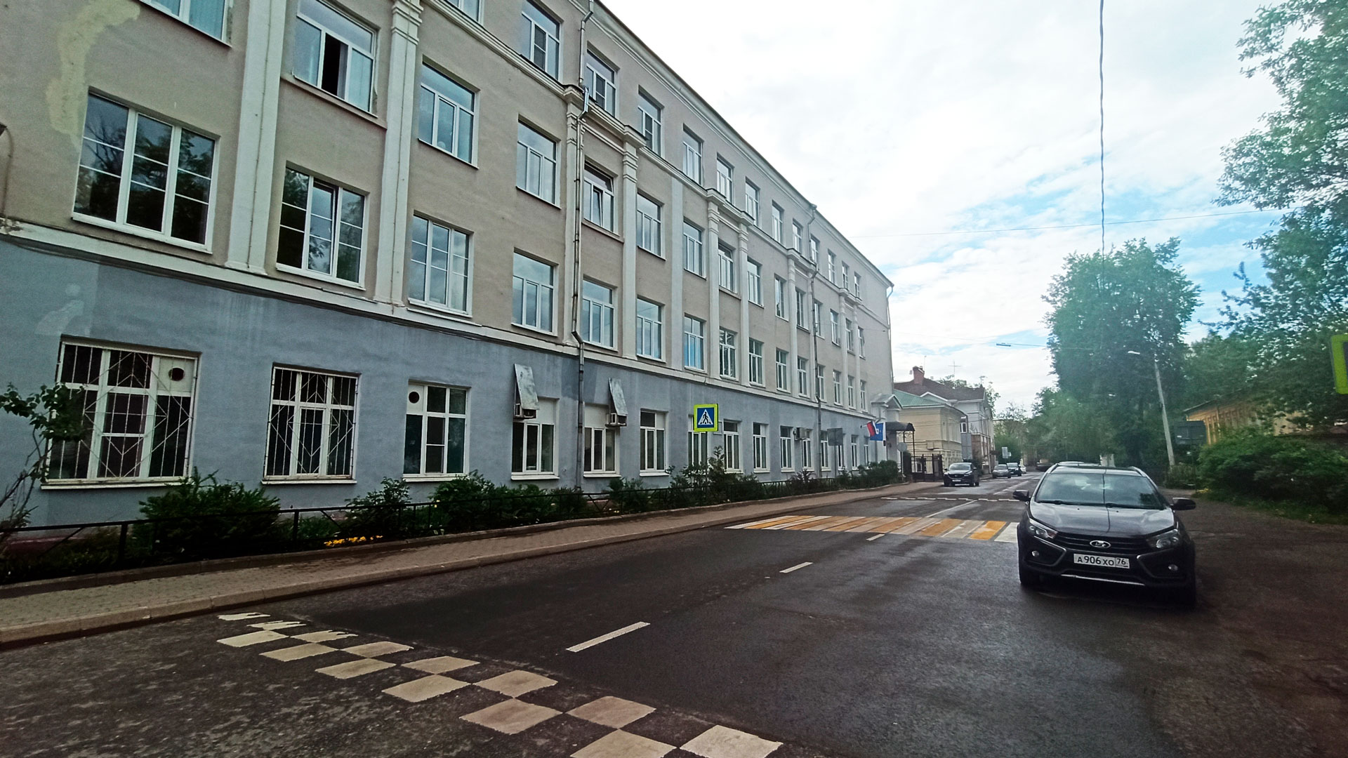 Школа 4 Ярославль: центральный вход в здание учреждения.