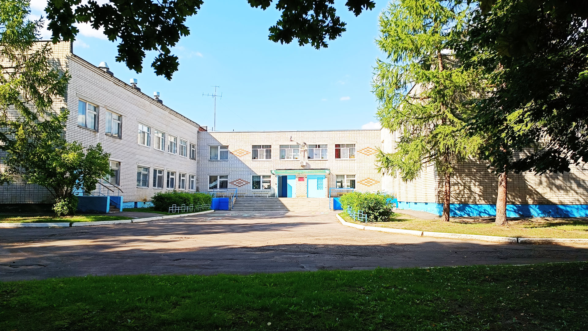 Школьный двор санаторно-лесной школы города Ярославля.