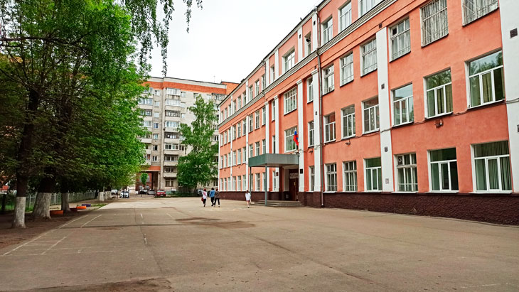 Школа 37 Ярославль: территория перед входом в здание.