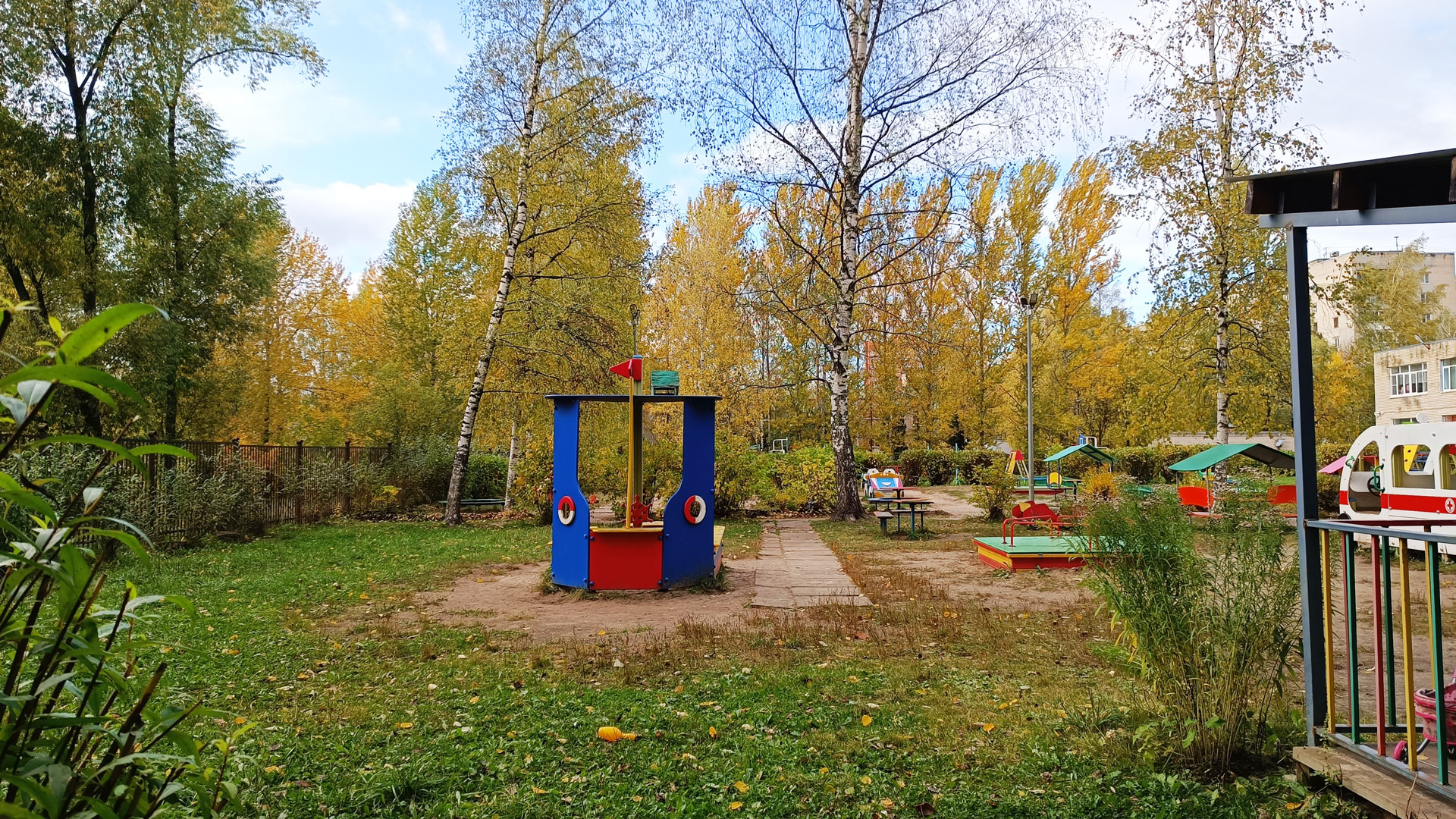 Детский сад 183 Ярославль: корабль, веранда, песочница, столик, скамейки.