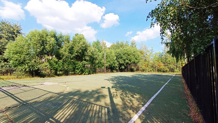 Спортивная площадка школы № 21 в городе Ярославле.