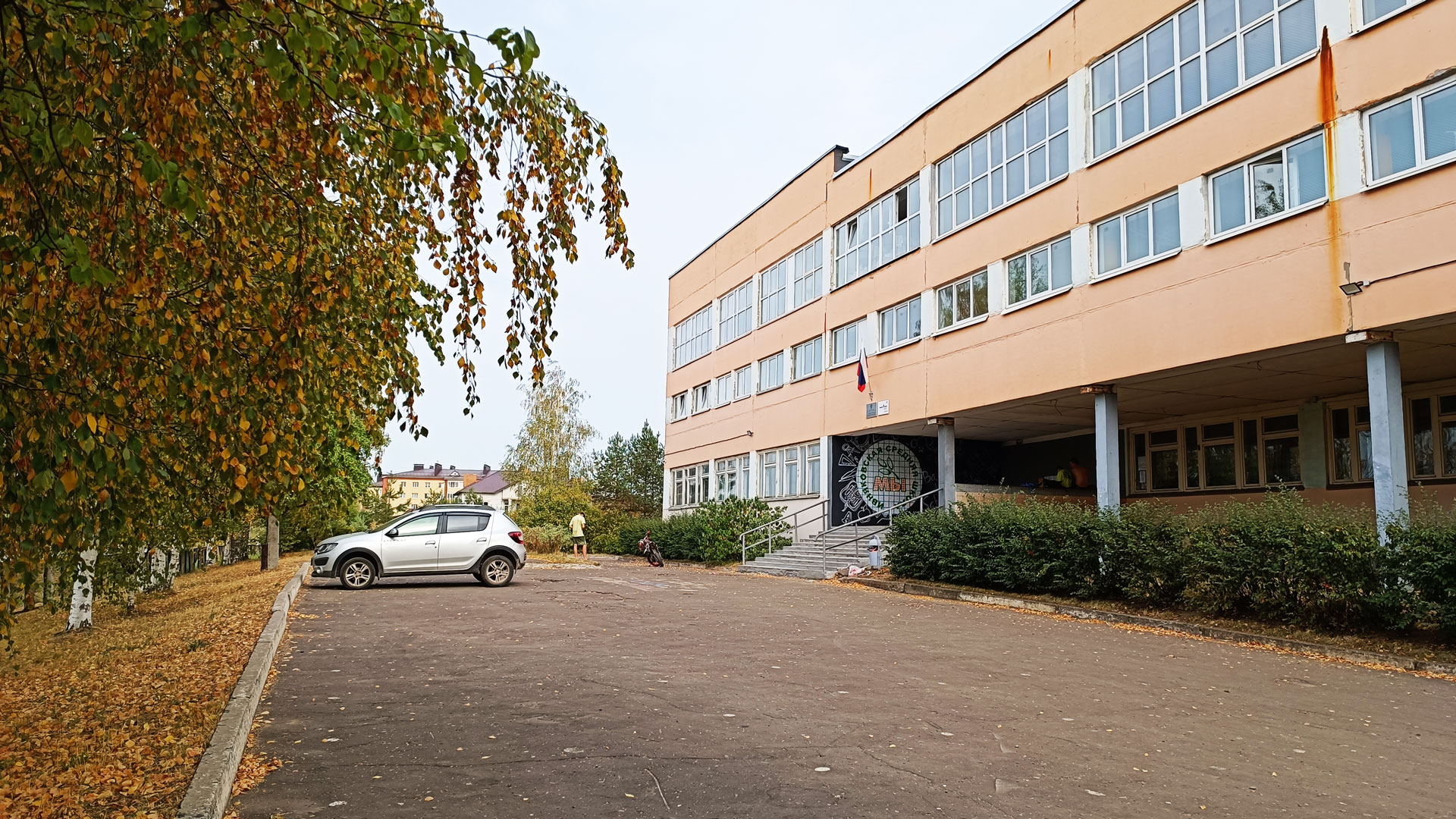 Школьный двор здания ивняковской средней школы Ярославля.