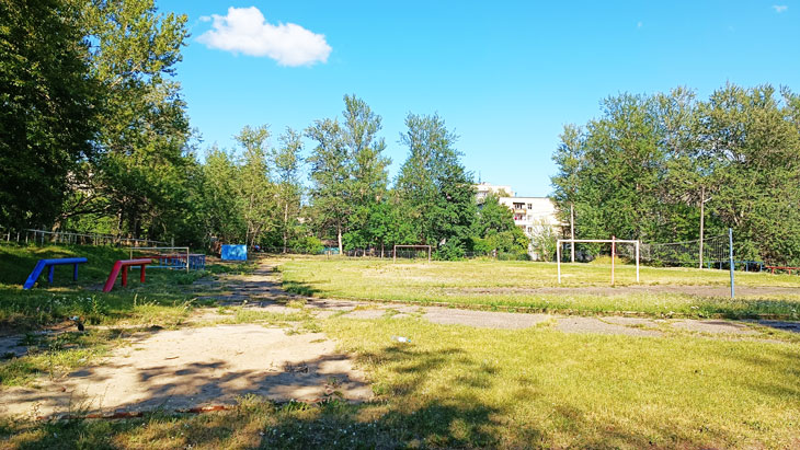 Футбольное поле школы 6 в городе Ярославле.