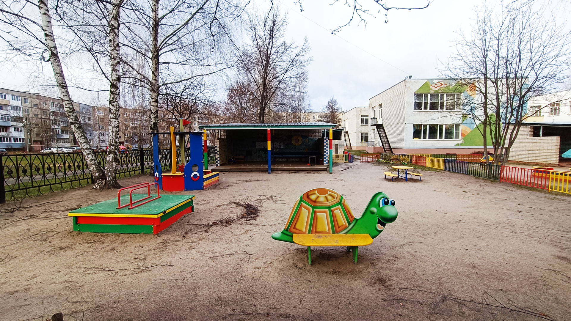 Детский сад 97 Ярославль: площадка для прогулок (Красноборская, 21а).