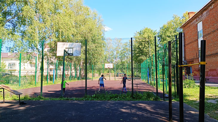 Многофункциональная спортплощадка школы 60 в городе Ярославле.
