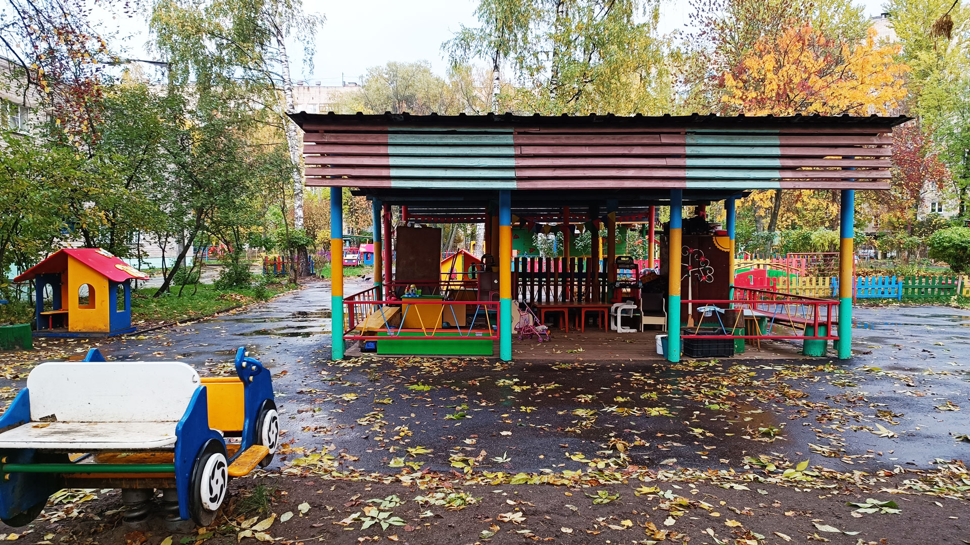 Детский сад 120 Ярославль: беседка, машина на пружине, домик.