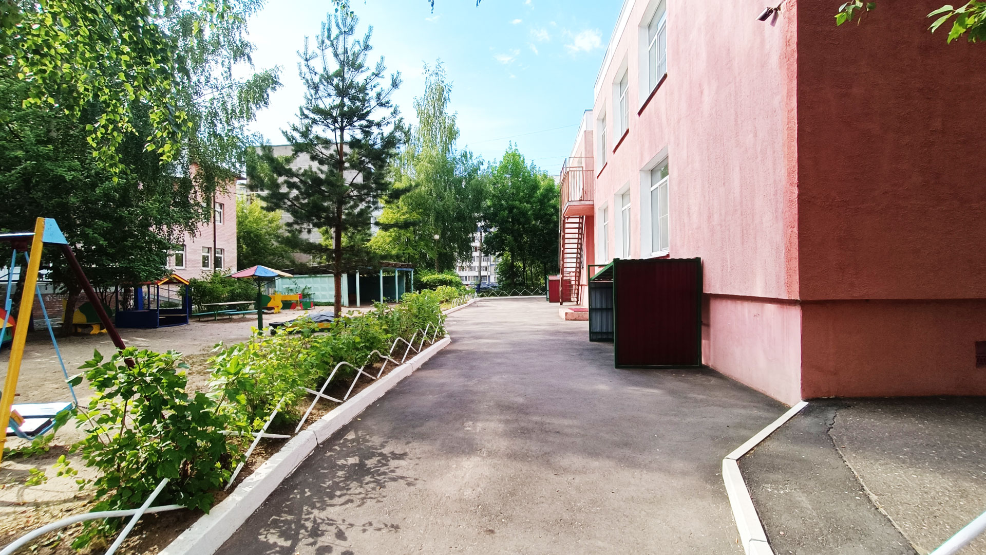Начальная школа – детский сад 115 Ярославль: участок для прогулок.