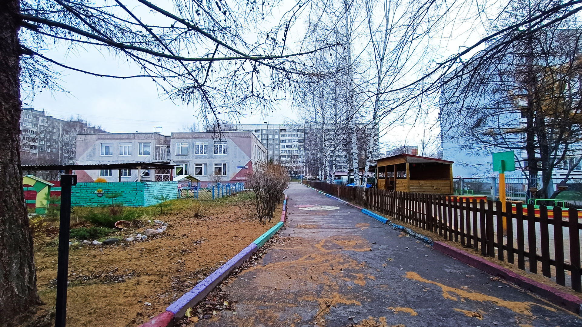 Детский сад 203 Ярославль: общий вид территории и здания.