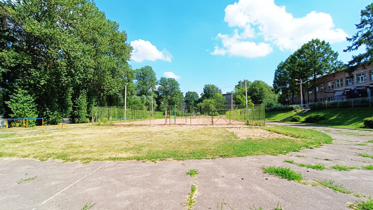 Комплексная спортивная площадка школы 18 в городе Ярославле.