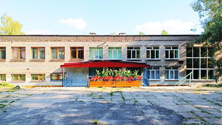 Общий вид здания школы № 6 города Ярославля.
