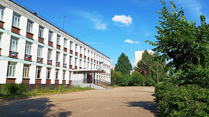 Общий вид школы № 56 города Ярославля.