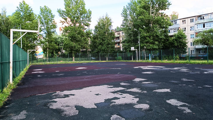 Школа 55 Ярославль: огороженная спортивная площадка.