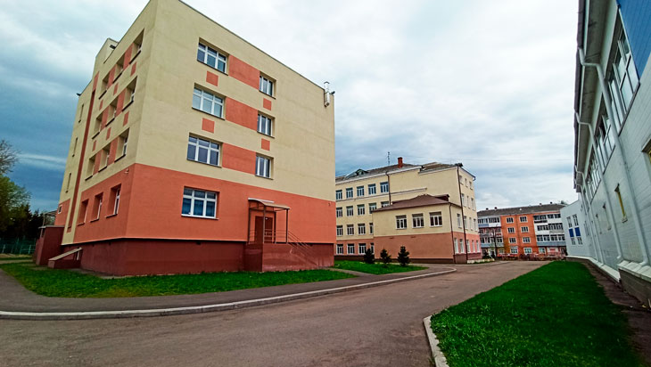 Два здания школы № 43 в Ярославле: новое и старое.