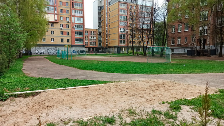Спортивная площадка школы № 42 в Ярославле.
