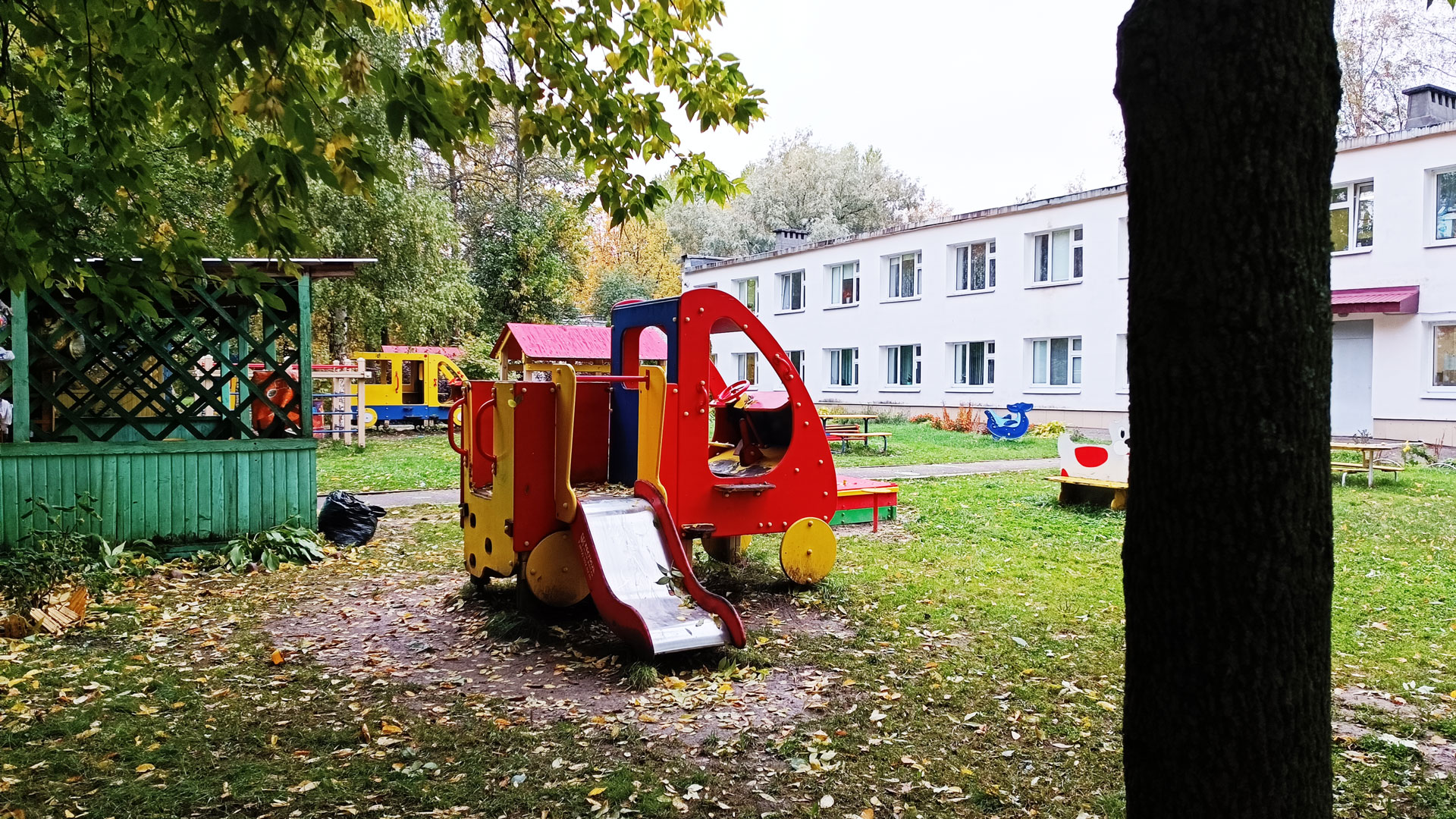 Детский сад 158 Ярославль: игровые площадки и веранды (Добрынина, 25б).