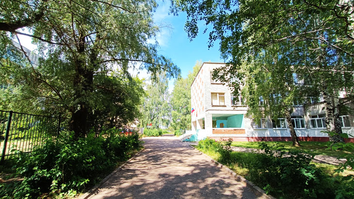 Школьный двор СОШ № 17 в городе Ярославле.
