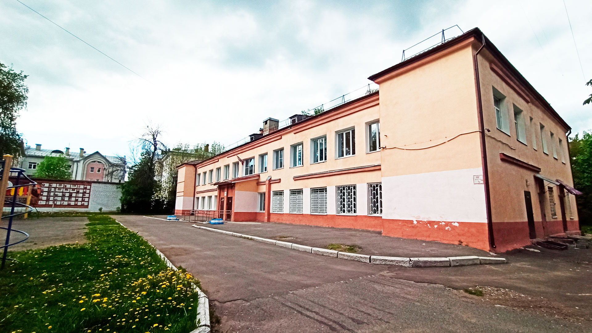 Школьный двор школы-интерната 9 в городе Ярославле.