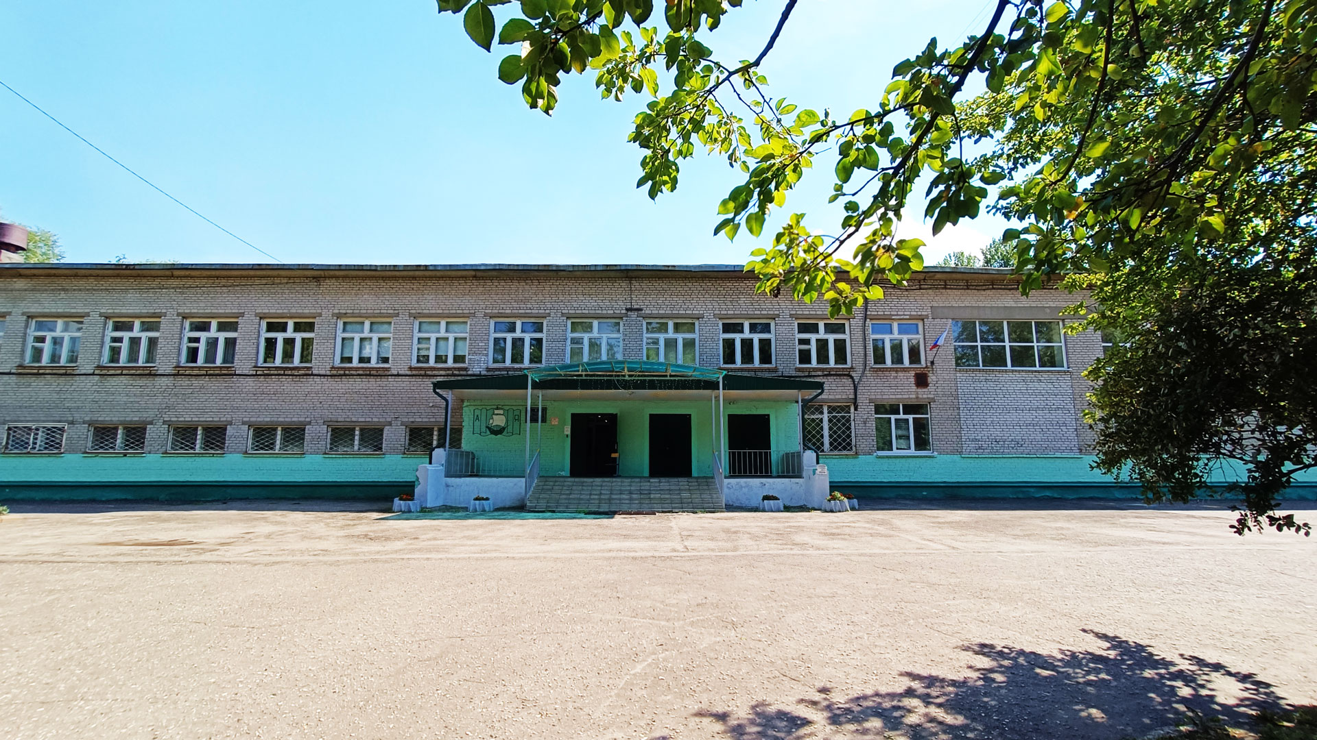 Школа 23 Ярославль: центральный вход в здание учреждения.