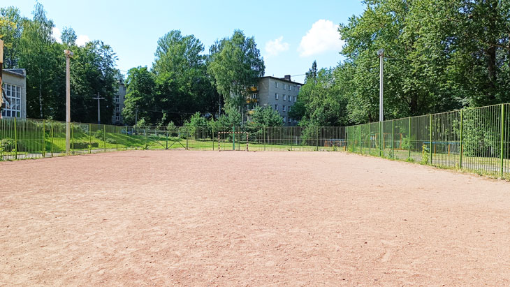 Школа 18 Ярославль: футбольное поле.